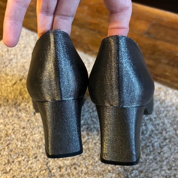 Matte Lame Pewter Pumps 2. 5 Inch Block Heel by Stuart Weitzman sz 7.5 M - Picture 2 of 5